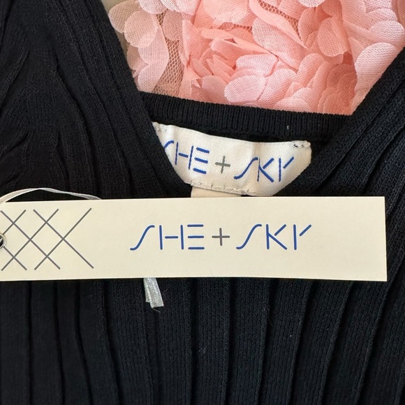 She + Sky Ribbed Knit Lightweight Sweater Tank Top V Neck in Black (s, m, l) - Picture 9 of 11